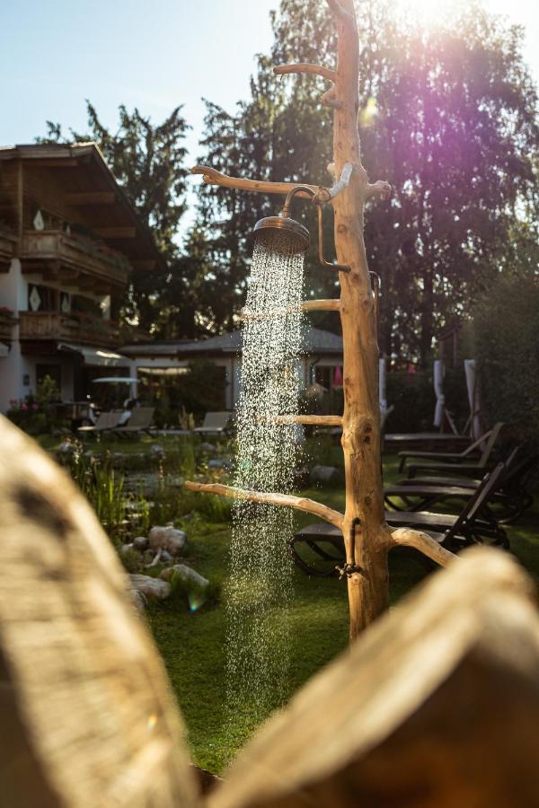 Flora - Das Kleine Gartenhotel エルマウ エクステリア 写真