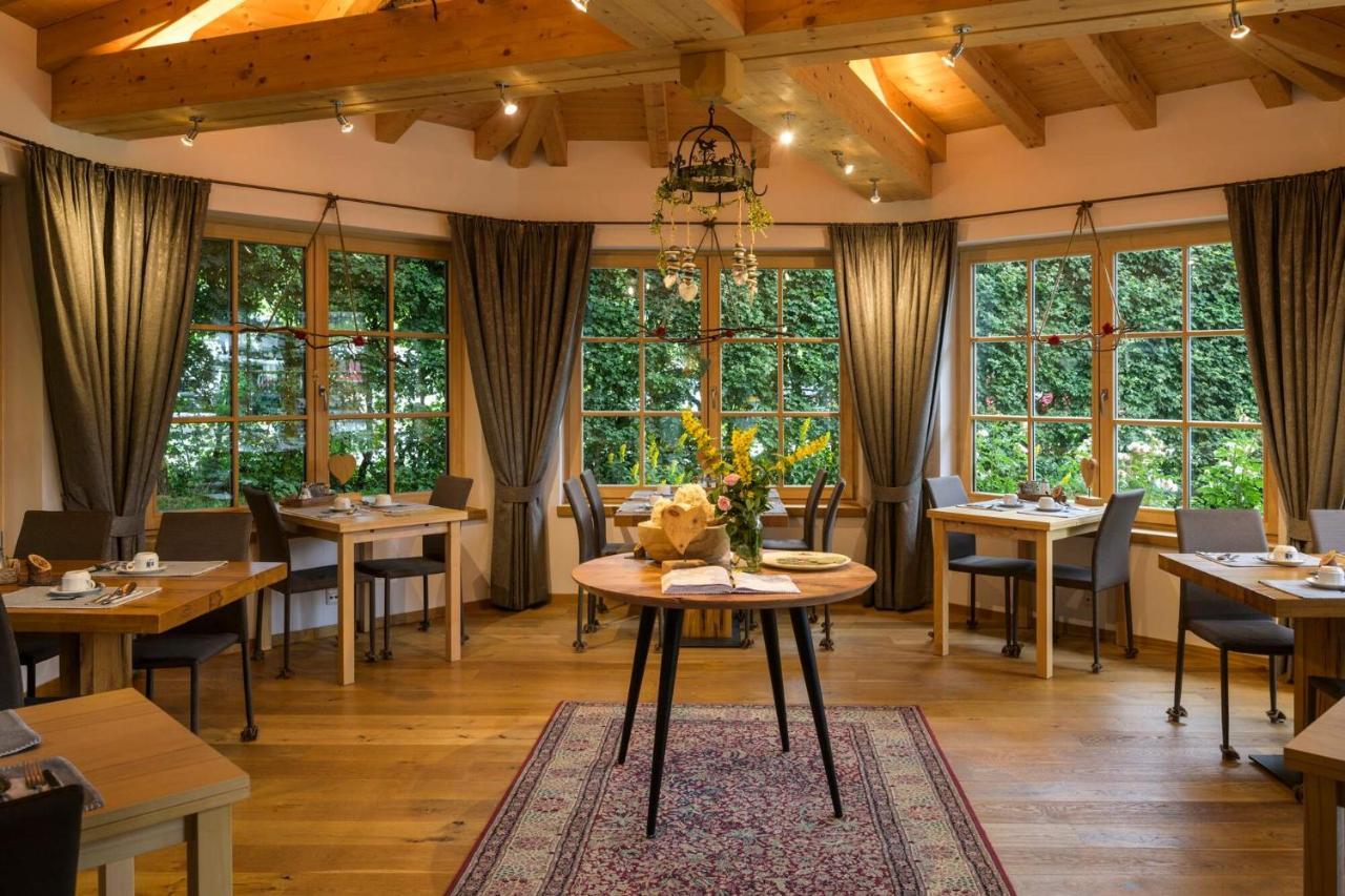Flora - Das Kleine Gartenhotel エルマウ エクステリア 写真