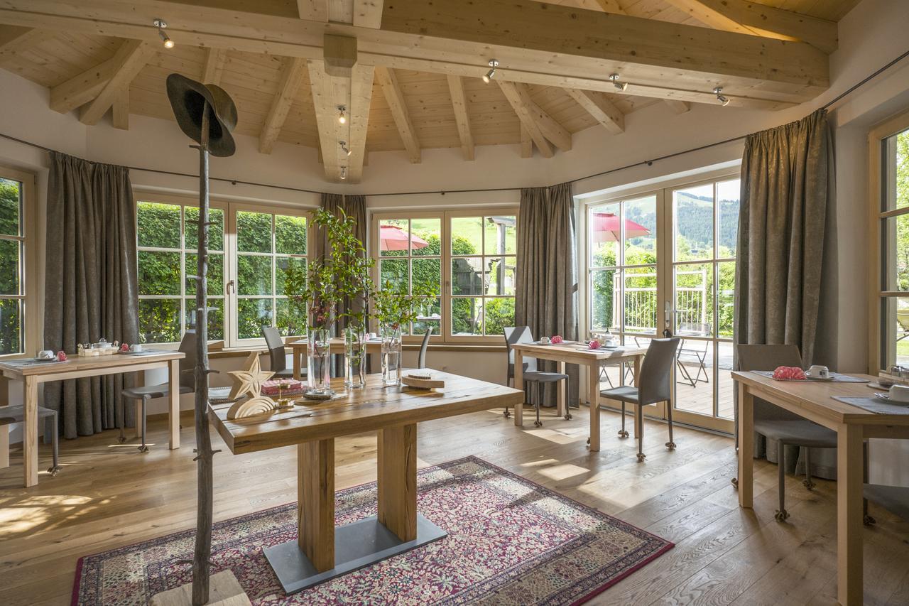 Flora - Das Kleine Gartenhotel エルマウ エクステリア 写真